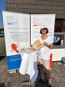 Birgit am Hospizstand