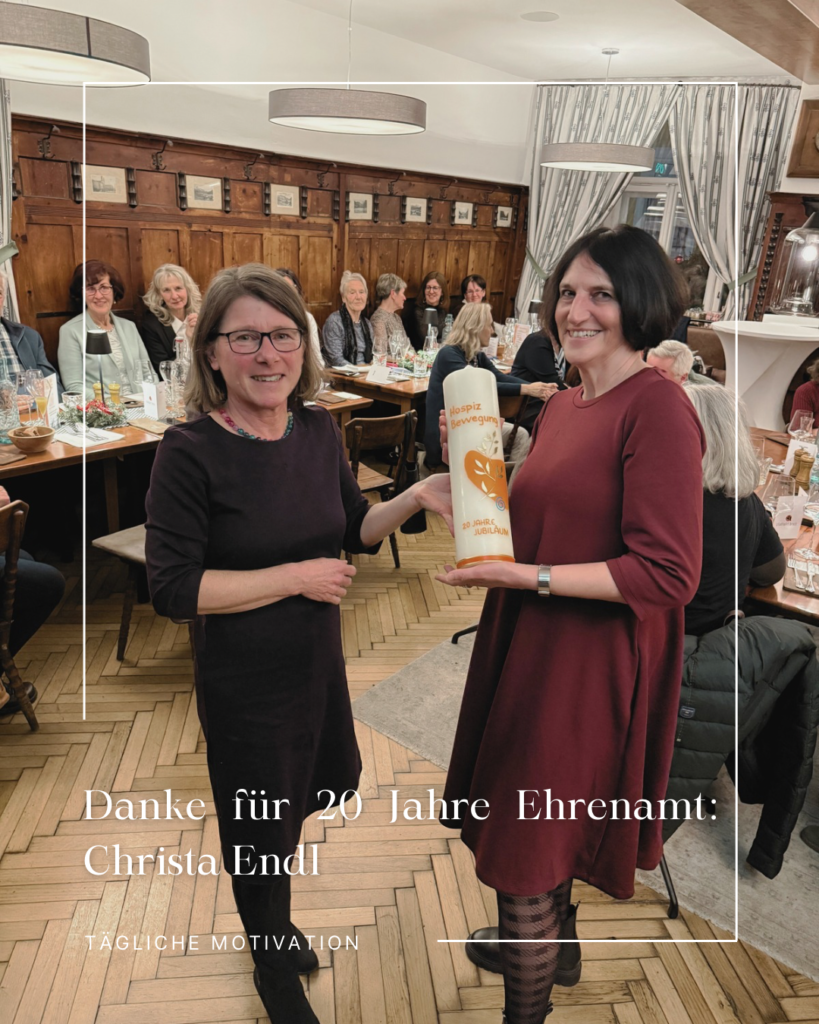 Marianne überreicht Christa Endl die Hospizkerze als Dankeschön.